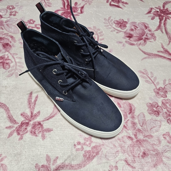 Ben Sherman Navy Chukka Boots with White Sole and Red Heel Loop - Picture 4 of 5